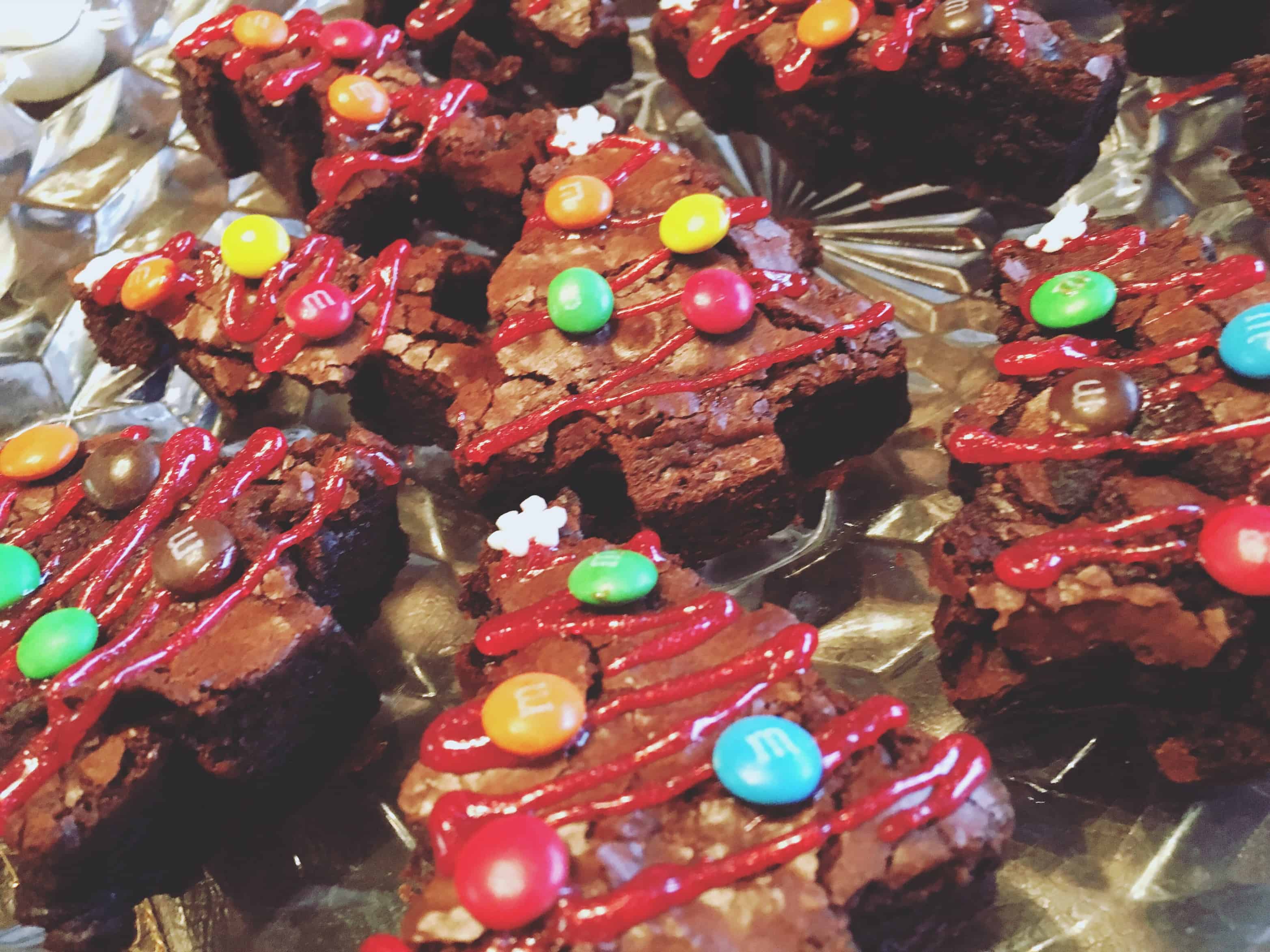 These Christmas tree brownies are so simple to make and are a perfect holiday party treat! Kids will love to decorate these trees!