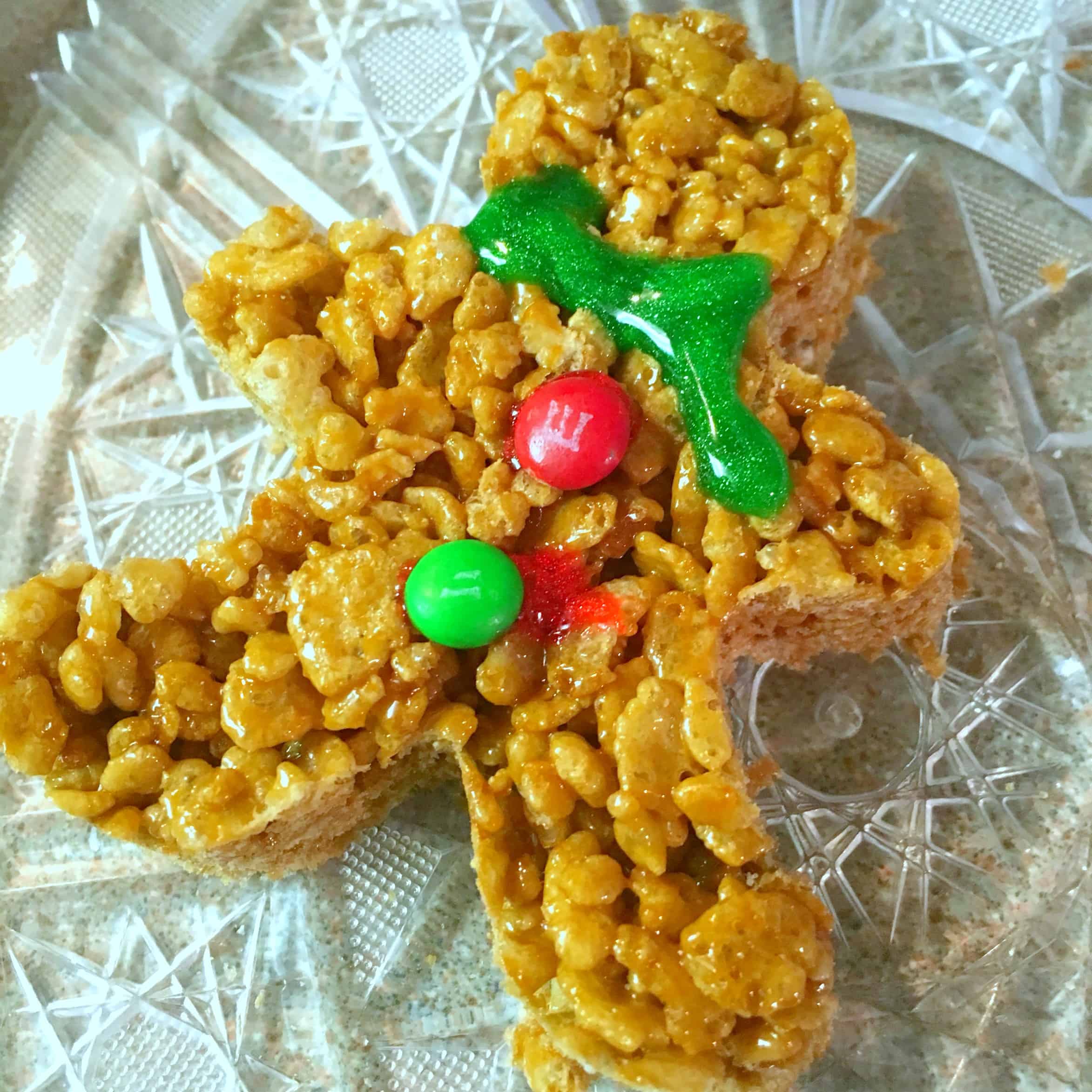 These gingerbread man rice krispie treats are super easy for kids to make and are adorable and festive for the holidays! Perfect for a kids' party.