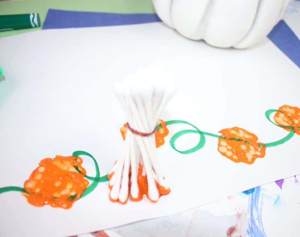 Paint with Q Tips! Perfect for toddlers and preschoolers, this Fall q tip painting creates an adorable little pumpkin patch! 