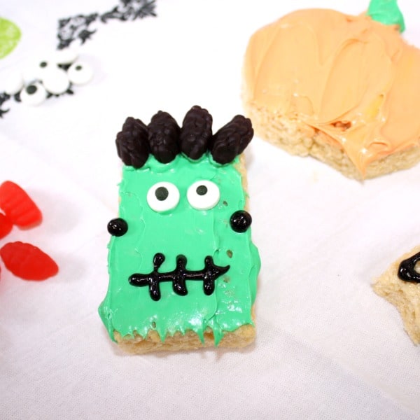 Get creative and decorate your Monster Halloween Treat with Welch’s Fruit Snacks, check out how we made our monster goodies come to life with the shapes and colors of Welch’s Fruit Snacks! 